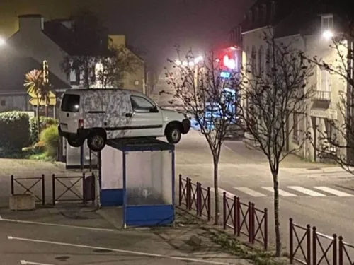 Une fourgonnette découverte sur un abri bus en Bretagne (Photo)